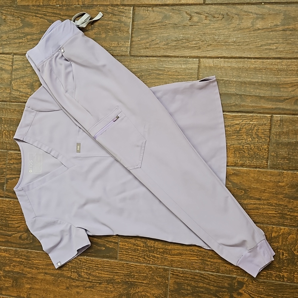 FIGS Women's Scrub Set Lavender Dew XS Catarina top & XS regular Zamora jogger